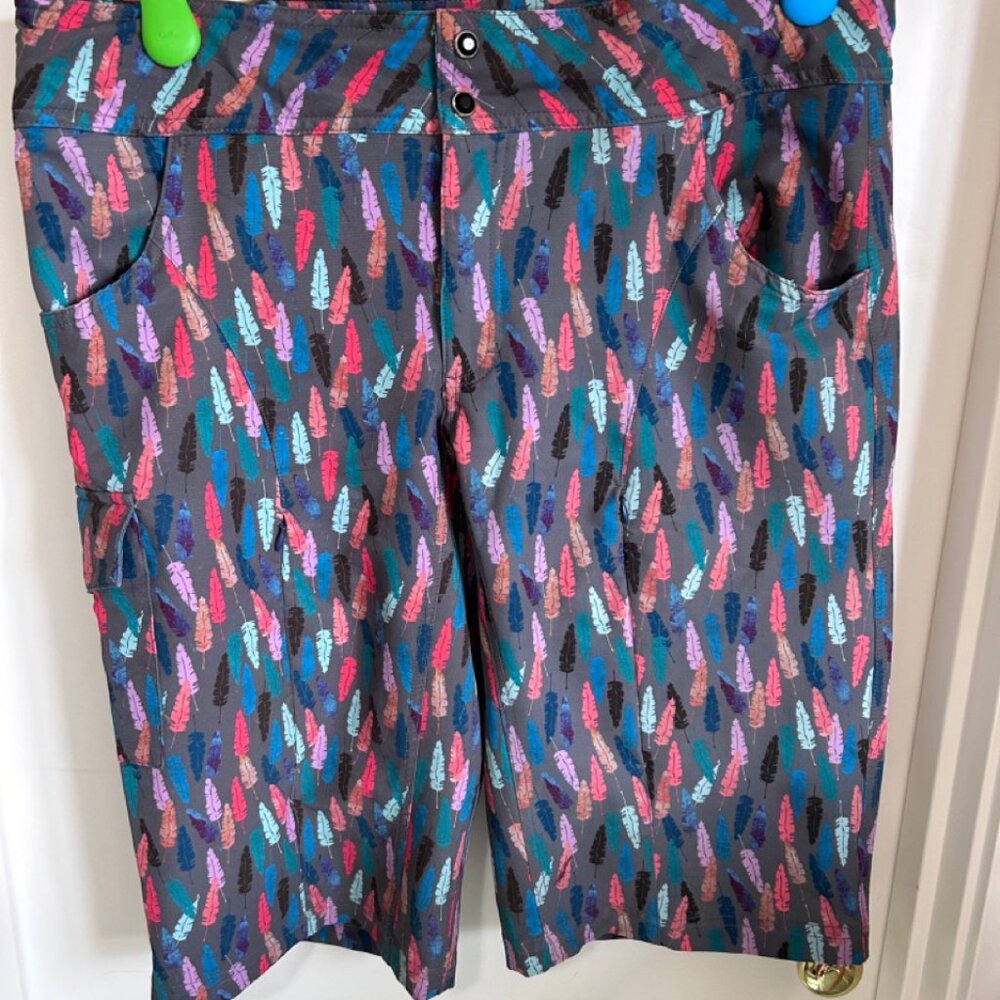 Shredly Long length adjustable waist Zipper Snap Mid Rise Short Feathers sz 16